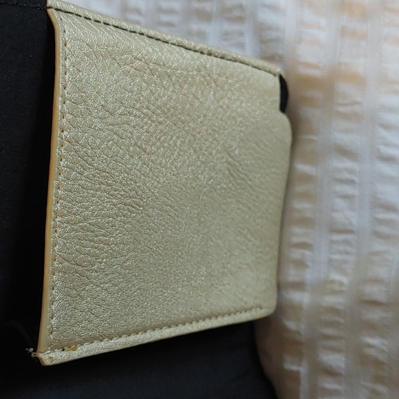 🍁GUESS GOLD WALLET WITH WRISTLET - Picture 7 of 10